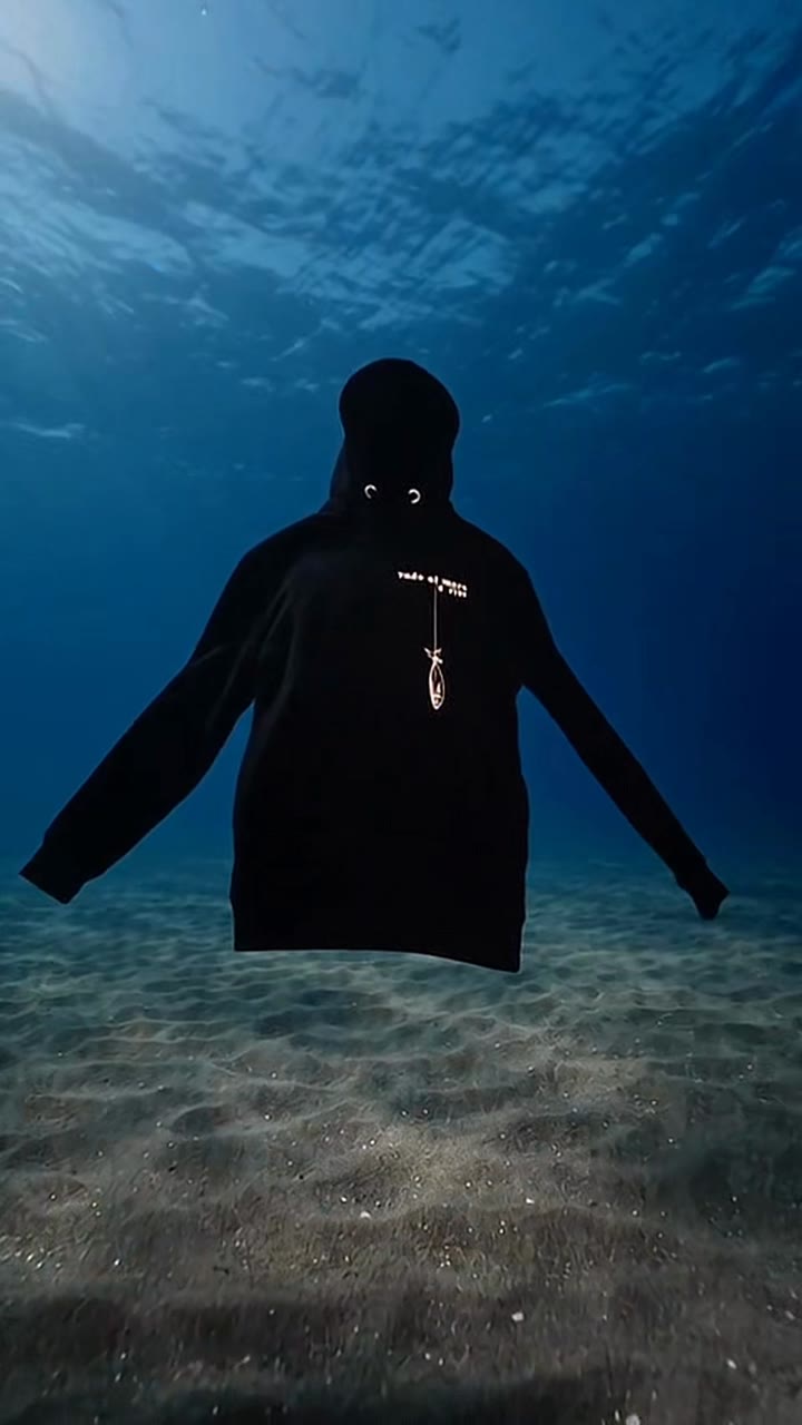 Hoodies unter Wasser, Freunde auf einem Segelboot